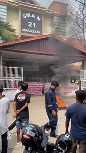 8.9K views · 372 reactions | SMAN 21 MAKASSAR di demo warga BTP. Senin (14/07) | Makassar_ INFO | Facebook