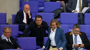 Masken-Streit im Bundestag: Demonstrativer Verstoß - Schäuble schreitet ein
