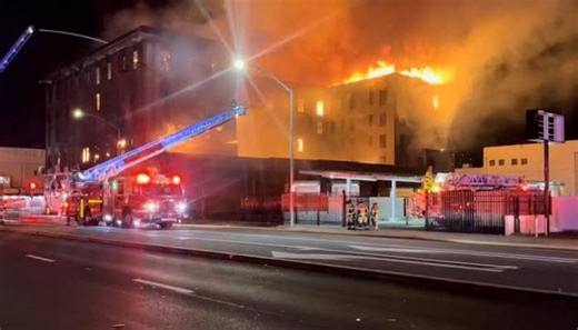 L'hôtel Marysville en Californie ravagé par les flammes samedi soir (Vidéo)