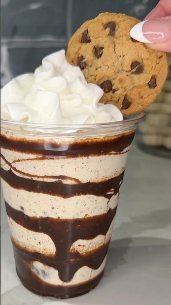 viral chips ahoy milkshake recipe 🍪🥛 #recipe #milkshake #cookies #dessert #easydessert #shorts