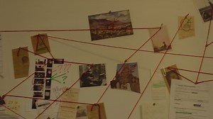 Panorámica de Muro de Conspiración para revelar artefactos y conexión de hilo rojo