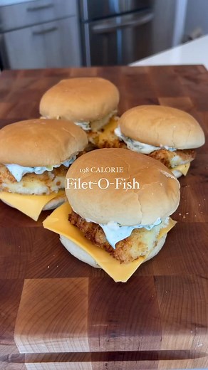 Filet O Fish💪🔥By Per Sandwich 198 Calories 26g Protein 5g Fat 16g Net Carb Ingredients �340g Cod Panko- (mine picked up around 7-8g each) Velvet Cheese Keto Culture Buns ( or any low #fyp #reel #explore #reeloftheday #follow #trendingnow #viralreels #viral | Alessia Ryder