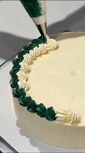 129K views · 369 reactions | Green & Vanilla cream ombre rose decoration! 懶 #cake #cakedecorating #fblifestyle #beautiful #viralreels | Dreamy Desserts | Facebook