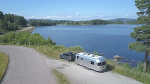 Wer von euch war schon mal zum Campen in Schweden? 🇸🇪 Viele unserer Kunden genießen dieses Jahr den schwedischen Sommer mit ihrem Airstream, und wir sind zugegeben etwas neidisch 😉 Wir wünschen Euch ein schönes Wochenende ☀️ Mehr Informationen zu unseren Modellen: www.airstream-germany.de/wohnwagen/ Gute gebrauchte Airstreams findet Ihr hier: www.airstream-germany.de/gebraucht/ Prospekt bestellen: www.airstream-germany.de/prospekte/ Unser Showroom ist Mo-Fr von 9:00 bis 16:30 und am Wochenend