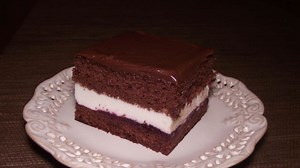 Przepis - Klasyczna wuzetka przełożona porzeczkowym dżemem przepis - Gotujmy.pl