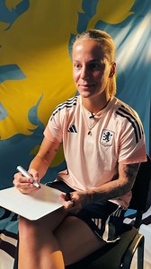 "Memorise our crest and draw it..." 🎨 We think Lynn may have cheated on this one 😂 | Aston Villa Women