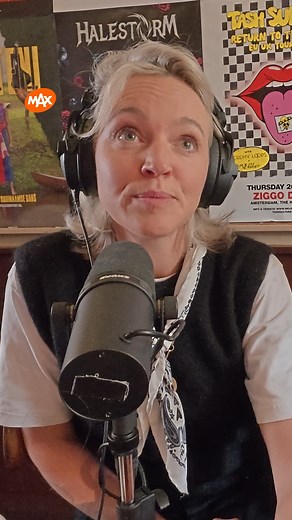 Loes Haverkort doet dit seizoen voor een tweede keer mee aan Wie Is de Mol. De vraag is of ze dit seizoen als kandidaat of als mol is afgereist naar Portugal. De actrice wordt flink aan de tand gevoeld door Paul... 🔎 🎙De Leeuw Brult Verder is te beluisteren via de gratis NPO Luister-app of in je favoriete podcastapp. | Omroep MAX