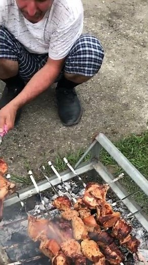 Чем армянский шашлык в Кобулети отличается от него же в Сочи…? Тем, что тут зовут и угощают!