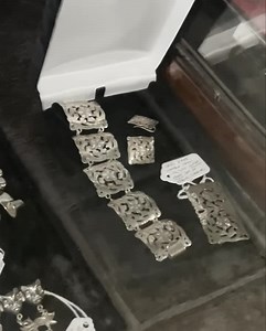 So much jewelry! #ShopSmallVirginia #ShopLocalVirginia #Antique #Vintage #ChesterfieldVirginia #MidlothianVirginia #VintageCollectibles #HomeDecor #AntiqueMall #AntiqueShopping #AntiqueBooth #BuckinghamAntiqueMall #VillageOfMidlothian #periodfurniture #estatejewelry #Gold #Silver #Coins #Jewelry | Buckingham Antique Mall | Facebook