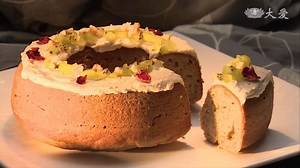 Vegan Angel Food Cake 📌Ingredients: For the cake: 35g grapeseed oil 185g soymilk 30g sugar 65g apple puree 5g lemon juice 150g wheat flour 20g rye flour 40g almond flour 2.5g dried rose geranium powder 1g dried rosemary powder 1g dried parsley flakes 8g aluminum-free baking powder For the frosting: 150g cashews, presoaked in water for 4 hours 2g lemon juice 30g sugar 5g agave syrup 📌Directions: 1. Preheat the oven to 200°C. Grease a ring cake pan with coconut oil and flour the pan. 2. In a bow