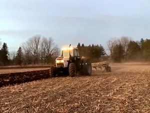 CASE 3294 拖拉机耕地