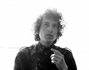 Watch rare footage of Bob Dylan demonstrating the “cut-up technique”