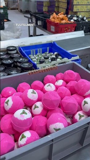 LUSH FACTORY TOUR 🛁 making a bath bomb, Christmas gifts & behind-the-scenes! 🫶