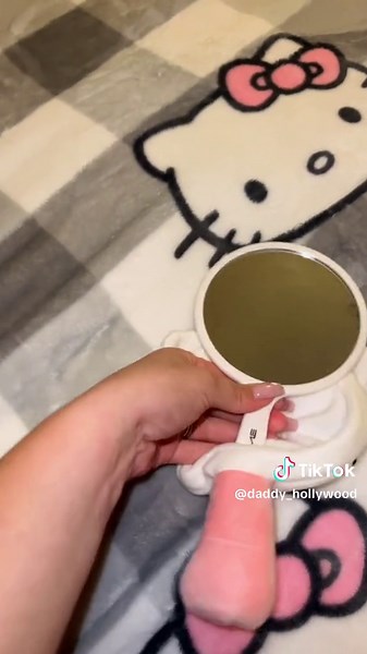 Shout out to the girl who posted about this 💗 thank u 🥹💗✨ ##hellokittyplushmirror##hellokittyplush##hellokitty##thecremeshopxhellokitty##tjmaxx##mirror##sanrio##plushtoys##girlythings
