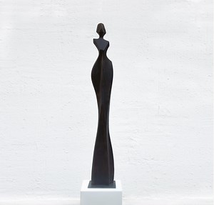 Art moderne féminin en bois, sculpture d'une femme, grande figure en bois au design minimaliste, objet d'art en bois flammé, 98 cm de haut. - Etsy France