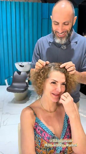 ✨ Curly Hair: Personality, Vibe & Pure Art ✨ Curly hairstyles and colors are not just a look … they are a whole vibe. They reflect the personality, energy, and confidence of the person wearing them. 💫 To create the perfect curly look, you must combine: 🌈 A funky haircut 🎨 A color that matches the person’s personality 💛 A texture-friendly maintenance plan And all of this needs to respect the natural structure and sensitivity of curly hair. ⸻ 🔍 1. Understanding Curly Hair Sensitivity Curly ha