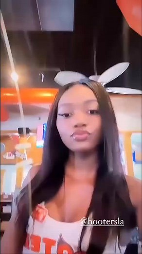 It's the weekend at Hooters! | Hooters
