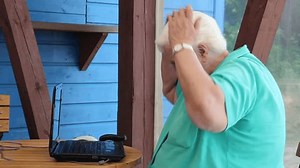 Alte Frau freut sich, das Problem: Stockvideos & Filmmaterial (100 % lizenzfrei) 1109862969 | Shutterstock