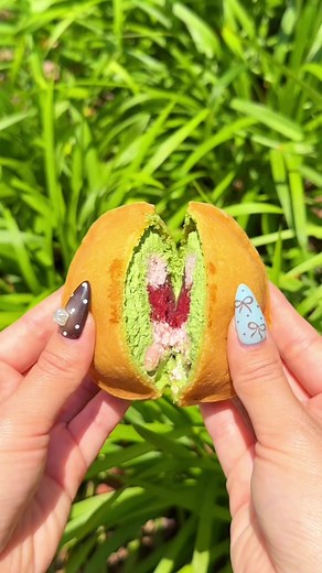 \\お土産･手土産にもおすすめ‼️/ 博多マイング抹茶スイーツ4選💚 ◤博多マイング 抹茶スイーツ◢ 博多駅直結『博多マイング』に、手土産やお土産にぴったりの抹茶スイーツが勢揃い😳❣️ 今回紹介した抹茶スイーツは、どれも濃厚な抹茶の香りを楽しめて、博多土産に選びたくなる抹茶好きにはたまらないラインナップ🍃 駅ナカでサクッと買えるから、旅行帰りのお土産探しにもおすすめだよ😍🛍️ 抹茶好きさんは、博多駅に行ったら ぜひチェックしてみて🏃‍♂️💨 ◤今回紹介した店舗◢ ①伊都きんぐ ・どらきんぐエース抹茶(631円) ②原口園 扶桑庵 ・博多茶々ろーる(2,484円) ③カステラ本家 福砂屋 ・抹茶と小豆のパンデローケーキ(2,160円) ④ミセスエリザベスマフィン ・八女茶マフィン(300円) ※7月末まで販売予定 ◤詳細◢ 📍住所➤福岡市博多区博多駅中央街1-1 ⏰営業時間➤9:00~21:00 ┈┈┈┈┈┈┈┈┈┈┈┈┈┈┈┈┈┈ このアカウントでは福岡を愛してやまないカップルがデートや旅行場所で悩んでいる方に向けて必ず行きたくなるスポット、グルメを発信中💁‍♀️💁