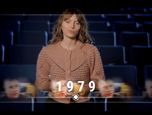 💫 🐕 MICHEL SERRAULT Chaque semaine une pépite madelen, notre plateforme de streaming, se glisse dans la nouvelle émission Beau Geste sur France 2 Pauline Baduel, responsable éditoriale de madelen, remonte le temps. En 1979, le tout jeune césarisé nous ouvre les portes de sa maison gardée par Romulus, son chien qui l'attend chaque soir après « La Cage aux folles ». En robe de chambre, Serrault se lâche dans Beau Geste https://madelen.ina.fr/programme/la-cage-aux-folles | INA