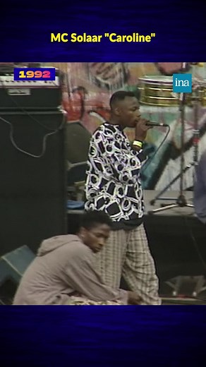 "Je suis l'as de trèfle qui pique ton cœur" ♠️♥️ Imperturbable, MC Solaar interprète "Caroline" lors d'un concert organisé par SOS Racisme pour la fête nationale en 1992. #hiphop #rapfr | INA