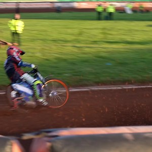 💪 Just a few hours until tonight’s meeting 🆚 Sheffield! 🤩 They feature SGP star Jack Holder, and former Wolves riders Tobiasz Musielak and Kyle Howarth. ✊ Your support is vital! Gates open at 6.30pm. 🎥 Paul Rose 📲 chng.it/86kKSJsyVv #SaveWolvesSpeedway | #Wolfpack 🐺🐾 | Wolves Speedway