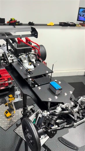 Receiver box access panel My pet peeve— small ass receiver boxes on stock cars — its a nightmare — so i always oversize my receiver boxes on every rig i own #mikeybatzracing #dragracing #rc #rccars #rchobby | Mikey Batz Racing