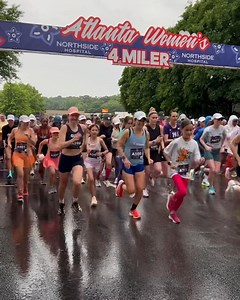 And they're off! The Northside Hospital Atlanta Women's 4 Miler has officially begun — good luck to all these ladies taking on a brand-new course! | Atlanta Track Club