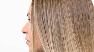 Voici ce que la nouvelle gamme SOLAR de HAIR LAB peut faire pour votre peau et vos cheveux - prenez-en note ! ☀️ Haute protection SPF35 et large spectre (UVB, UVA et principes actifs photo-adaptatifs) pour la peau et les cheveux. ☀️ Protection détoxifiante conçue pour lutter contre les additifs de l'eau de piscine et les polluants de l'eau de mer. ☀️ Technologie anti-vert. ☀️ Contrôle maximal des frisottis. ☀️ Éclat et douceur. ☀️ Respect maximal du film protecteur naturel de la peau. ☀️ Facilit