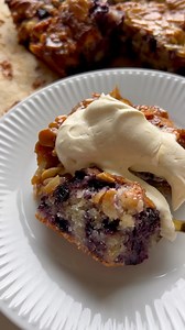 Svampet og lækker blåbærkage med sprødt toscafyld og pisket creme fraiche🫐🍰 Perfekt til eftermiddagskaffen! Få opskriften her: https://frederikkewaerens.dk/blaabaerkage-med-toscafyld/ | Frederikkewaerens