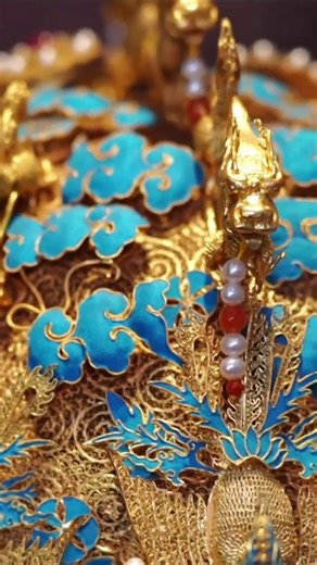 Filigree inlay has a profound history, and it has been predominantly employed in creating imperial adornments. In Hebei Province, the unique artistry had been passed down to inheritors for preservation. #culture #tradition #culturalheritage #artists #craftsmanship #chineseheritage #china | wowourheritage
