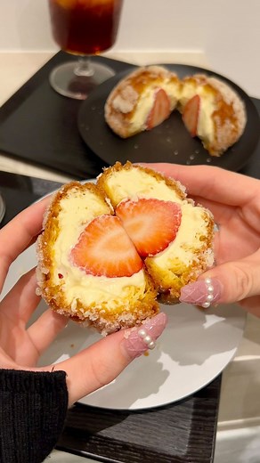 じゅかな𓌉大好物は高カロリー【Japan Food Trip】 on Instagram: "東京、京都、愛知の絶品グルメを紹介してます→ @jukananan727 ⁡ 【名古屋 Cafe MARU】 ⁡ 名古屋の円頓寺商店街にあるCafe MARU ENDOJIさんは @marurincho.official さんがプロデュースされた最新カフェ！ ⁡ 今回注文したのはいちごのシュー・ア・ラ・クレーム🍓 ⁡ こちらは砂糖でコーティングしたクッキー生地に、カスタードと生クリームを合わせた特製クリームといちごを丸ごと1粒詰めた季節のシュークリーム！ ⁡ 甘くてザクザクの香ばしい生地と溢れんばかりのとろける濃厚クリームがたまらない🤤🤤 ⁡ 甘酸っぱいいちごとのバランスもちょうどいいし、食べやすいように半分に切って提供してくれるひと手間も地味に嬉しいポイント🍓 ⁡ ちなみに昼と夜でメニューが変わって 昼(11:00〜18:00)はシュー・ア・ラ・クレームとカフェドリンク 金土限定の夜カフェ(19:00〜23:00)ではレアチーズケーキやカクテル類が提供されています！ ⁡ 今後どんど