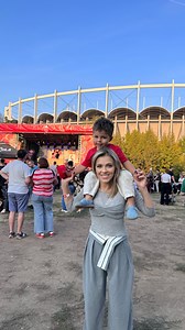 Rețetă SLIME */** - lipici lichid - vopsea/ acuarele/ pigment/ colorant alimentar - sclipici (eventual) - spumă de ras (puneți din belșug pentru un efect mai închegat) - glicerină boraxată (ingredientul secret) * nu se gustă, nu se înghite ** nu se folosește în contact cu părul Moale, elastic, lipicios, slime-ul poate fi modelat în diferite forme cu scopul de relaxare. Deja un fenomen cultural printre copii, popular de ani, deși nu e văzut cu ochi buni de către adulți. Poate doar pentru curățeni