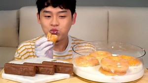 108K views · 2.7K reactions | Glazed Donuts With Milk Waterfall Snickers Twix Bars MukBang! #asmr #mukbang #bonggil #delicious #mukbangbonggil #food #food_show #foodblogger #tasty #eatwithbonggil #tiktokfood #foryou #fyp #foryoupage #explore #asmrsegments #yummy #asmrfood #foodchallenge #fypシ゚viral | BongGil ASMR | Facebook