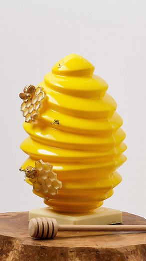 Nesta Páscoa, junte-se a nós e descubra o doce mundo da pastelaria com o nosso chef de Pastelaria Diogo Lopes: desde um Ovo de Páscoa de edição limitada com a forma de uma colmeia, repleta de abelhas; um Cabaz para organizar uma caça aos ovos em casa, uns coloridos Lollipops, e algumas das tradicionais iguarias de Páscoa, descubra toda a nossa oferta através do link na nossa biografia! This Easter, join us and discover the sweet world of pastry with our Pastry Chef Diogo Lopes: from a limited ed