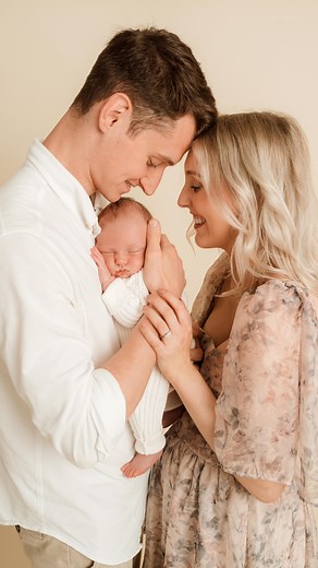 You’re nervous – we get it. A newborn, your doggo and you navigating life after birth… it’s a lot. 💛 Right now, everything feels new. You don’t know your baby’s routine yet – heck, you don’t even really know your baby yet, just the bump and all the emotions that come with it. You don’t know how tired you’ll be, how you’ll feel, how birth will go, or whether your little one will cry all day or snooze peacefully. And you know what? That’s okay. 🫶 Because you don’t need to have it all figured out