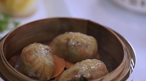 E’ il primo chef cinese al mondo ad aver ricevuto le tre stelle Michelin! Un prestigioso riconoscimento ad un cuoco che ha lavorato in cucina per cinquant'anni! Ecco Chan Yan Tak e il ristorante Lung King Heen al Four Seasons di Hong Kong! (a video by www.fourseasons.com/hongkong) www.reportergourmet.com | food & wine web magazine | Reporter Gourmet Italia
