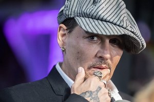 Johnny Depp u zagrljaju ruske go-go plesačice Poline Glen