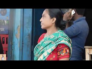 Aunty navel exposed in bazaar