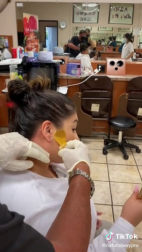 Waxing demo - waxing sixeburns ☺️ #waxing #beauty #cosmetology #estheticianlife #esthetician #beautycollege #cosmo #naturalbeauty