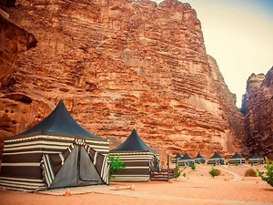 When in Jordan 🇯🇴, visit the Wadi Rum desert for its untouched nature & spectacular scenery! https://goo.gl/XNWCWq عيش أجواء المغامرة المثيرة في وادي رم أثناء زيارتك للأردن 🇯🇴 واستمتع بجمال الطبيعة الصحراوية الآسرة! https://goo.gl/JqEE8b | Almosafer