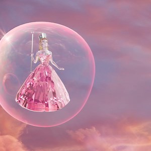 Glinda และ Elphaba เปล่งประกายคริสตัลเจียระไนจาก Swarovski Crystal | SWAROVSKI | Facebook