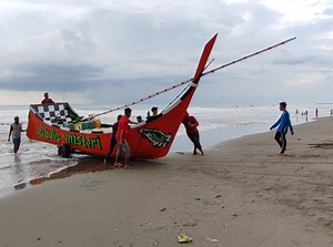 2.7K views · 98 reactions | Catch skipjack tuna with a traditional boat | Zami Akbar | Facebook