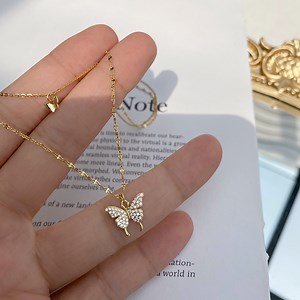 [Hot Item] Romantic Shake Hands Magnetic Couple Necklaces Fashion Jewelry Necklace with Attractive Hand Pendant with Pearl