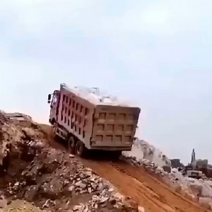 Overloaded cargo trucks up extremely dangerous slopes | Snow Queen