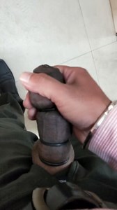 Sexy geile lehrerin wichst in der toilette mit mehreren schwanzringen