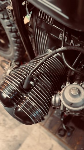 BMW R100RS 1987年の車両に現代の便利機能を。 #SR400custom #sr400 #ハーレー #SRカスタム #motorcycle #harleydavidson #sportsster #スポーツスター #ハーレーダビッドソン #R100RS #shovelhead #sr400chopper #caferacer #motogadget | 仙台で自転車&バイクのことなら フラット frat