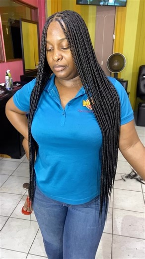 THE BRAIDED BRAND.Co on Instagram: "Smedium KNOTLESS hip length Book via WhatsApp 8765694666 50% deposit required to book #neatbraids #dopebraids #kingstonbraider #flawlessbraids #neatbraider #braidideas #braids #braidedhairstyle #braiddesign"