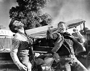 Amazon.com: Posterazzi Red River Montgomery Clift John Wayne 1948 - Póster fotográfico (28 x 22), varía : Hogar y Cocina