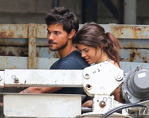 Taylor Lautner en couple avec Marie Avgeropoulos - Hollywoodpq.com